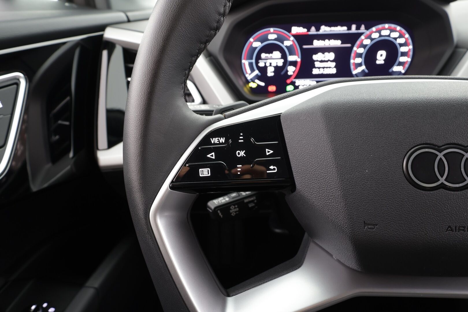 AUDI Q4 E-TRON 2025 45 e-tron quattro Proline Advanced - | Akuston esilämmitys | ACC | ILP | Koukku | Matrix-LED | Sonos | P.Kamera | Sporttipenkit | Keyless | Apple&Android | 1.Om Suomi-auto | Kahdet Renkaat | Merkkihuollettu |