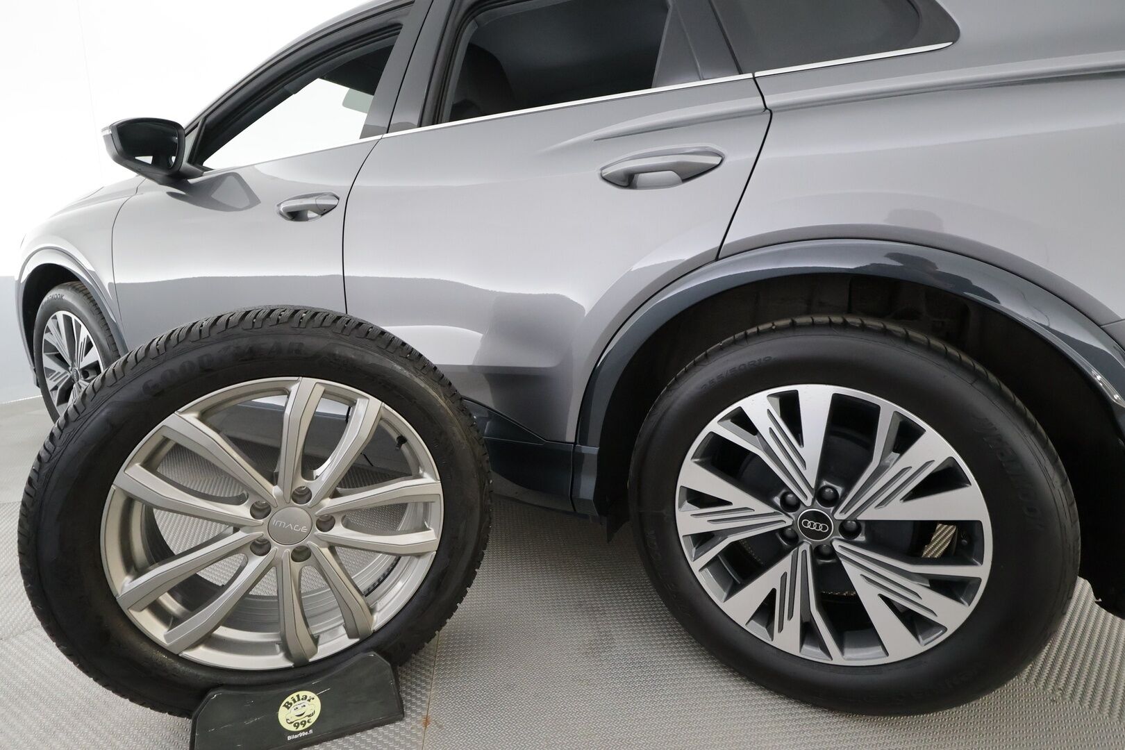 AUDI Q4 E-TRON 2025 45 e-tron quattro Proline Advanced - | Akuston esilämmitys | ACC | ILP | Koukku | Matrix-LED | Sonos | P.Kamera | Sporttipenkit | Keyless | Apple&Android | 1.Om Suomi-auto | Kahdet Renkaat | Merkkihuollettu |