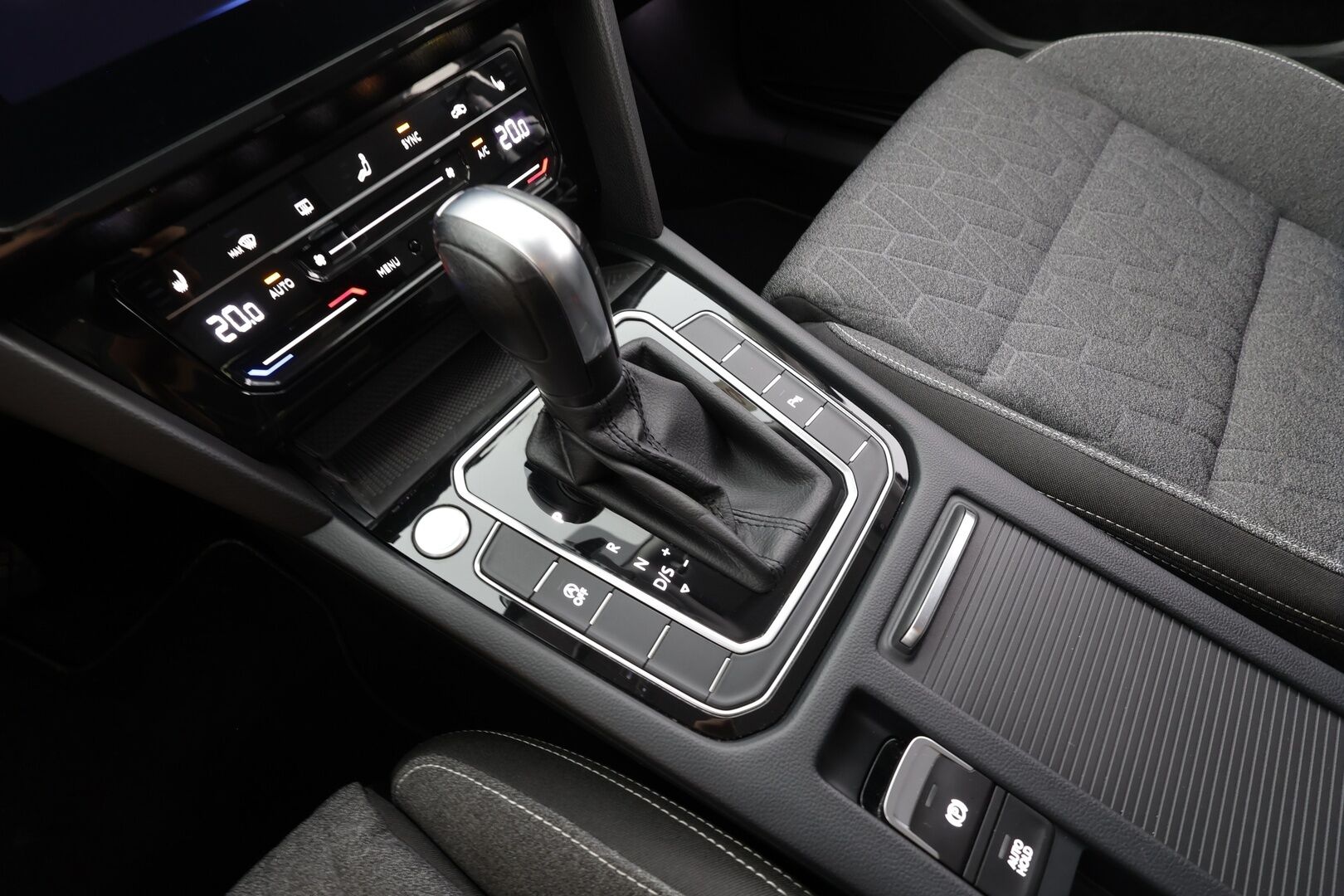 Volkswagen Passat 2023 Variant Comfort Business 1,5 TSI EVO 110 kW DSG - | ACC | Koukku | LED | Ergo comfort Istuin | P.tutkat | Navi | Apple&Android | 
