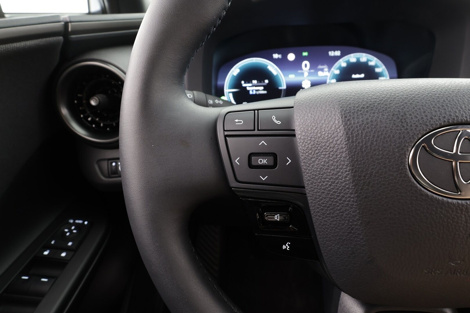 Toyota C-HR 2025 2,0 Plug-in Hybrid Intense - | ACC | ILP | LED | Navi | P.kamera | Digimittaristo | PDA | LDA | BSM | Keyless | Lämm. ratti | Aut. pitkät | Apple & Android | ALV | 