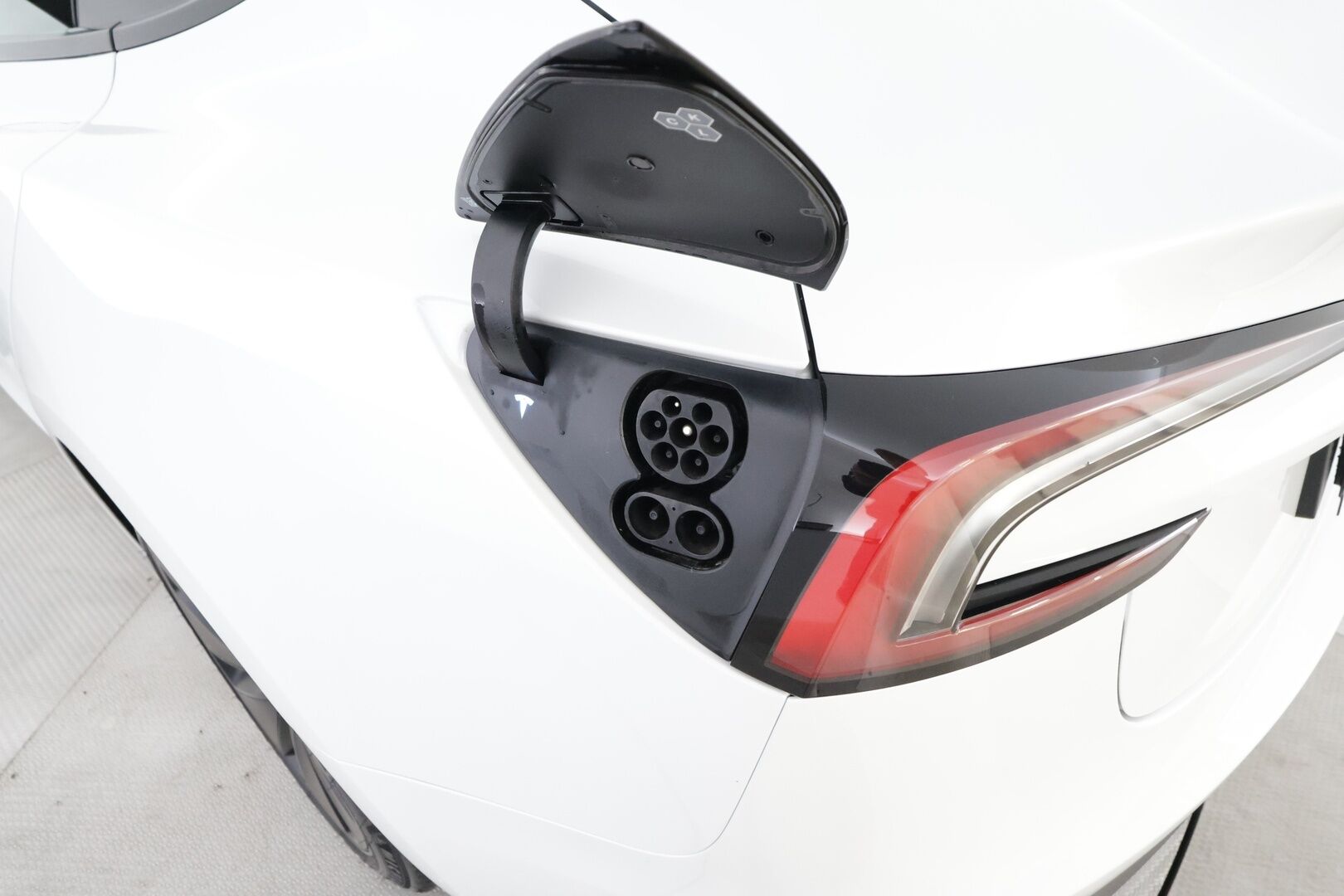 Tesla Model 3 2024 RWD - | Highland | ACC | ILP | Ilm. sähkönahat | Muistipenkki | Matrix | Lasikatto | Takanäyttö | P.kamera | Ambient | Autosteer | Lämm. ratti |