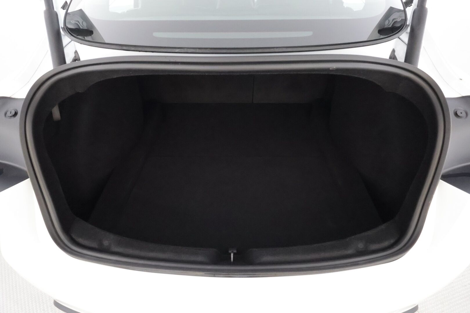 Tesla Model 3 2024 RWD - | Highland | ACC | ILP | Ilm. sähkönahat | Muistipenkki | Matrix | Lasikatto | Takanäyttö | P.kamera | Ambient | Autosteer | Lämm. ratti |