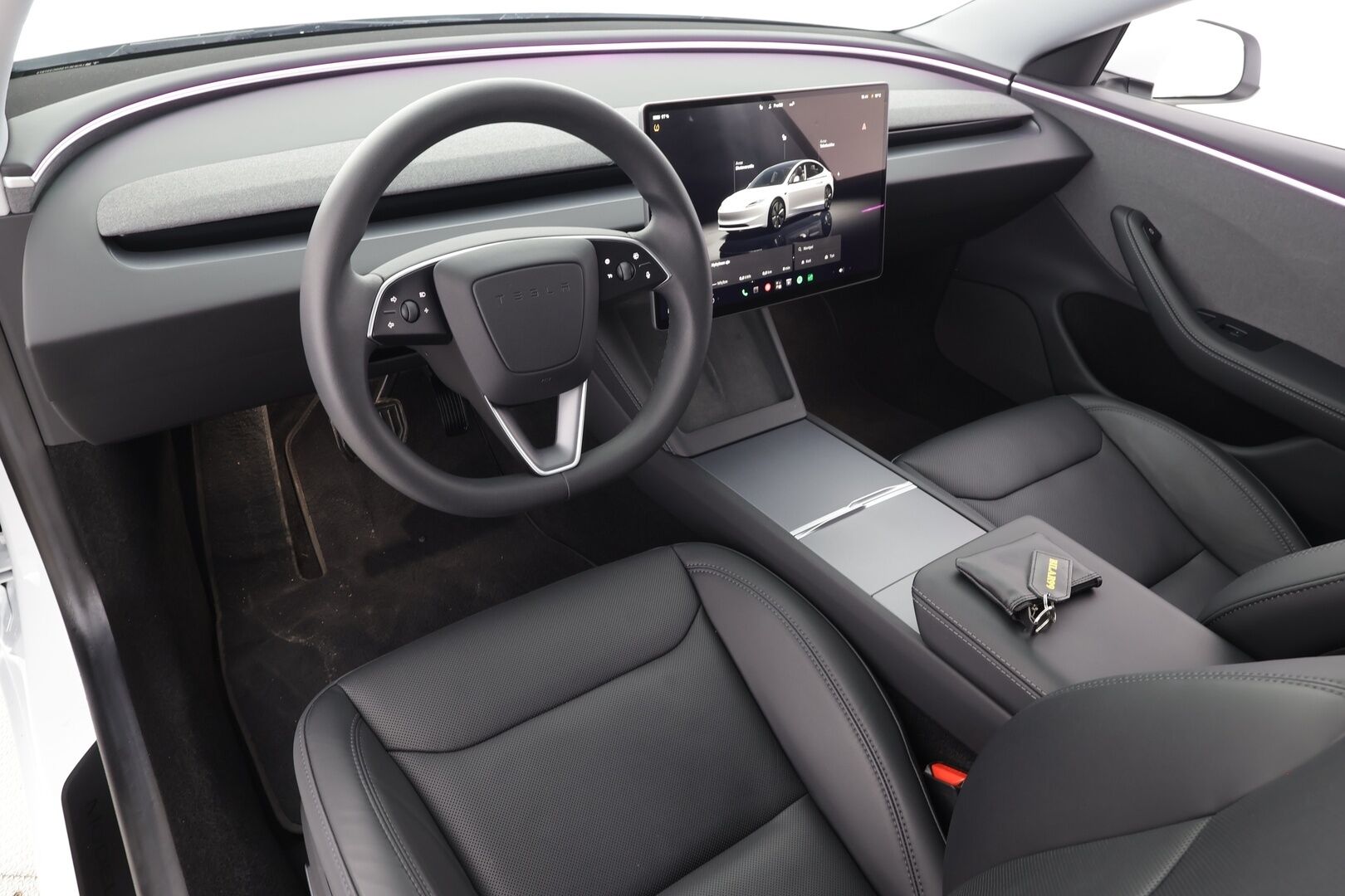 Tesla Model 3 2024 RWD - | Highland | ACC | ILP | Ilm. sähkönahat | Muistipenkki | Matrix | Lasikatto | Takanäyttö | P.kamera | Ambient | Autosteer | Lämm. ratti |