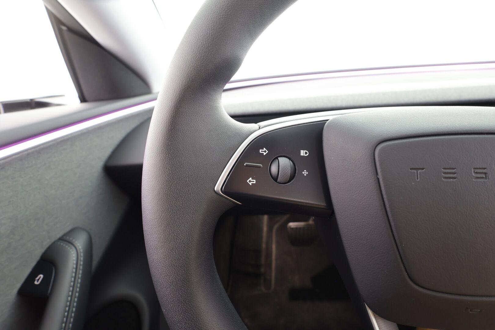 Tesla Model 3 2024 RWD - | Highland | ACC | ILP | Ilm. sähkönahat | Muistipenkki | Matrix | Lasikatto | Takanäyttö | P.kamera | Ambient | Autosteer | Lämm. ratti |
