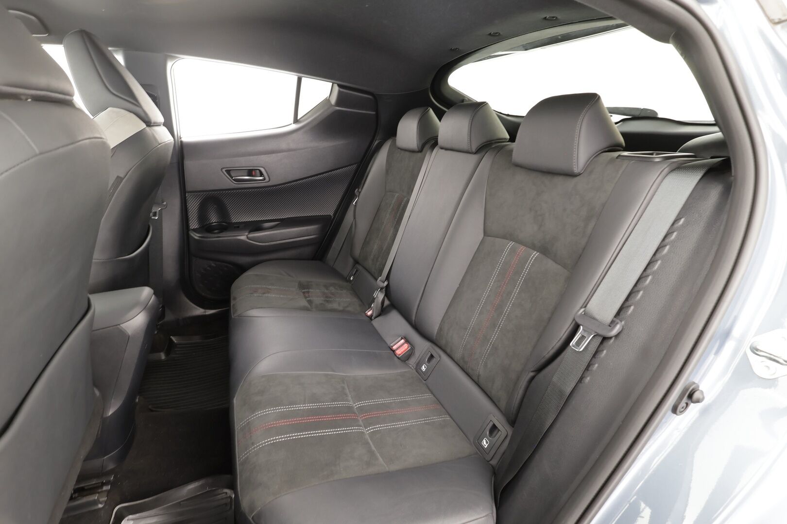 TOYOTA C-HR 2023 1,8 Hybrid GR Sport - | ACC | Koukku | Sähköpenkki | Nahka-alcantara | AFS-LED | Lane Assist | BSM | Lämm. ratti | Keyless | P.kamera | Navi | Merkkihuollettu | 