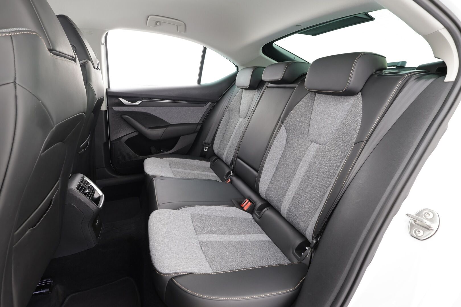 Skoda Octavia 2025 1.5 TSI Style eTEC DSG Autom - | ACC | Skoda crystal Light LED | P.tutkat | Puolinahat | Ratinlämmitys | Keyless | Apple&Android | Merkkihuollettu | Kahdet Renkaat |
