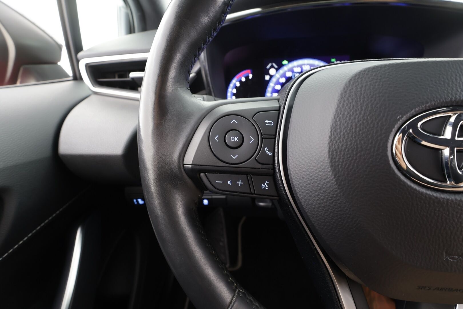 Toyota Corolla 2019 Hatchback 1,8 Hybrid Style - | ACC | Koukku | Bi-tone | LED | P.kamera | LTA | RSA | PCS | BT | Lämm. ratti | Aut. pitkät | Aut. ilmastointi | 2x renkaat | Huoltokirja | 