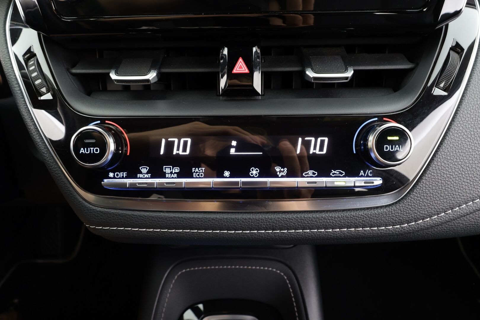 Toyota Corolla 2019 Hatchback 1,8 Hybrid Style - | ACC | Koukku | Bi-tone | LED | P.kamera | LTA | RSA | PCS | BT | Lämm. ratti | Aut. pitkät | Aut. ilmastointi | 2x renkaat | Huoltokirja | 