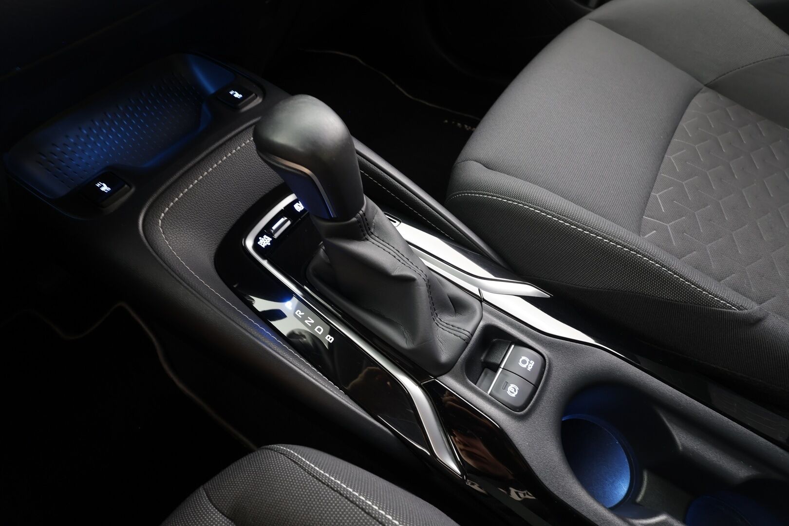 Toyota Corolla 2019 Hatchback 1,8 Hybrid Style - | ACC | Koukku | Bi-tone | LED | P.kamera | LTA | RSA | PCS | BT | Lämm. ratti | Aut. pitkät | Aut. ilmastointi | 2x renkaat | Huoltokirja | 