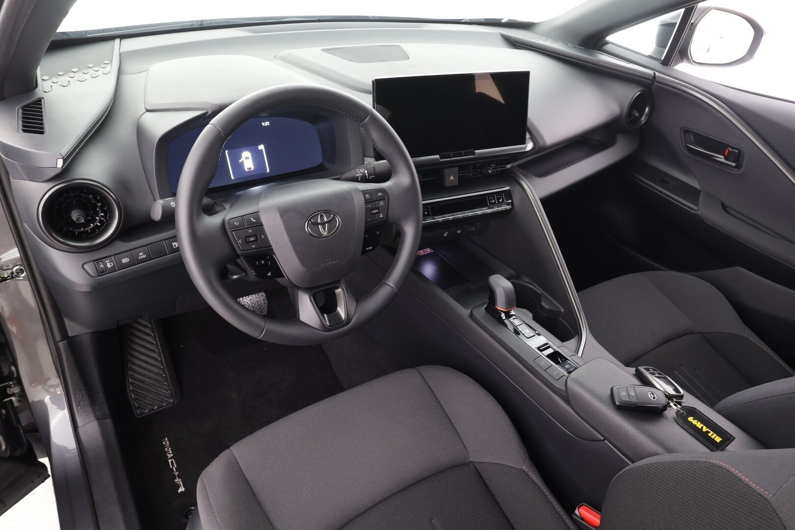 Toyota C-HR 2025 2,0 Plug-in Hybrid Intense Business - | ACC | ILP | Bi-tone | P.kamera | Ohjausapu | BSM | RCTA | Keyless | Navi | LED | Lämm. ratti | Apple & Android | 2x kaapelit | Merkkihuollettu |