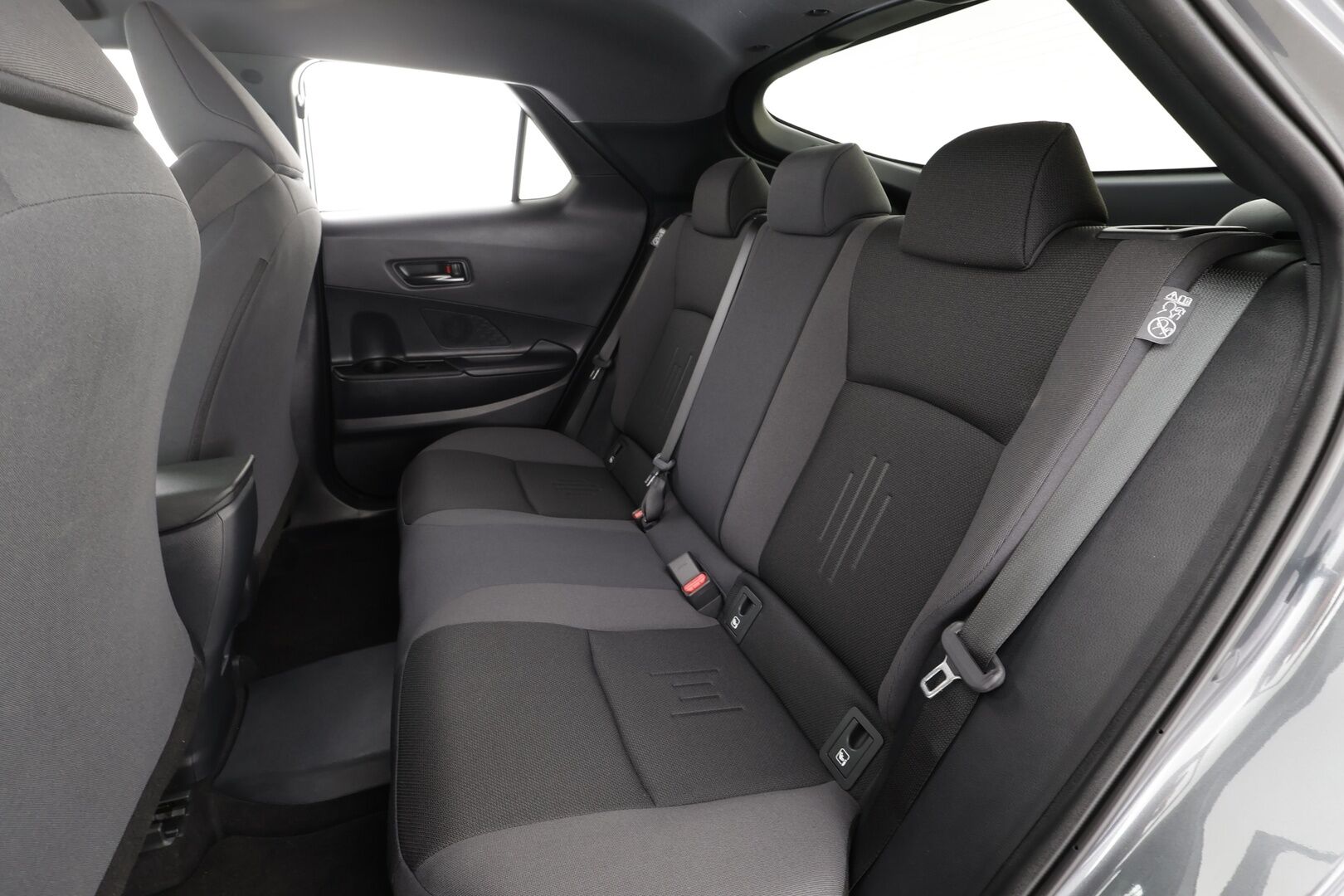 Toyota C-HR 2025 2,0 Plug-in Hybrid Intense Business - | ACC | ILP | Bi-tone | P.kamera | Ohjausapu | BSM | RCTA | Keyless | Navi | LED | Lämm. ratti | Apple & Android | 2x kaapelit | Merkkihuollettu |