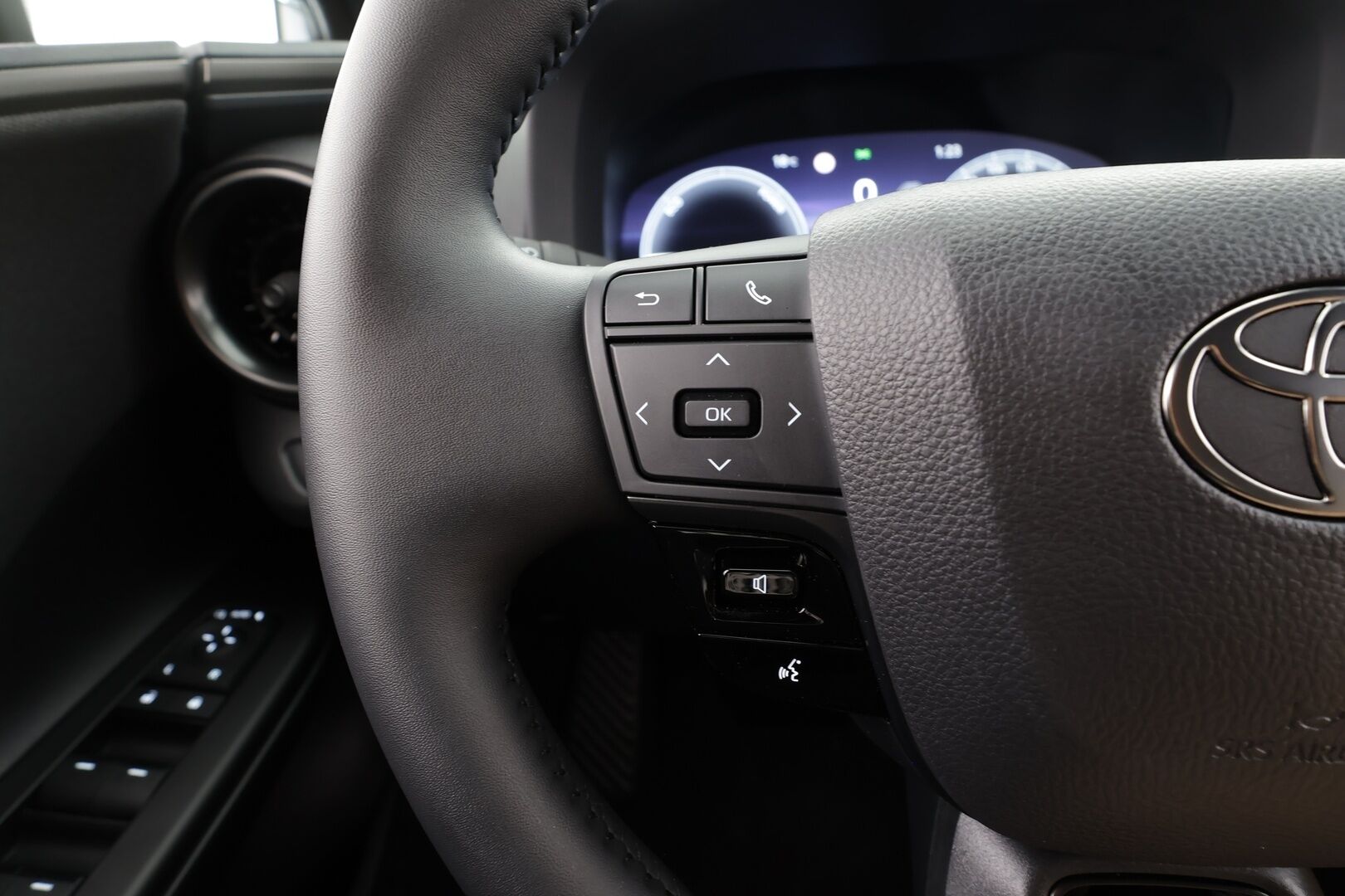 Toyota C-HR 2025 2,0 Plug-in Hybrid Intense Business - | ACC | ILP | Bi-tone | P.kamera | Ohjausapu | BSM | RCTA | Keyless | Navi | LED | Lämm. ratti | Apple & Android | 2x kaapelit | Merkkihuollettu |