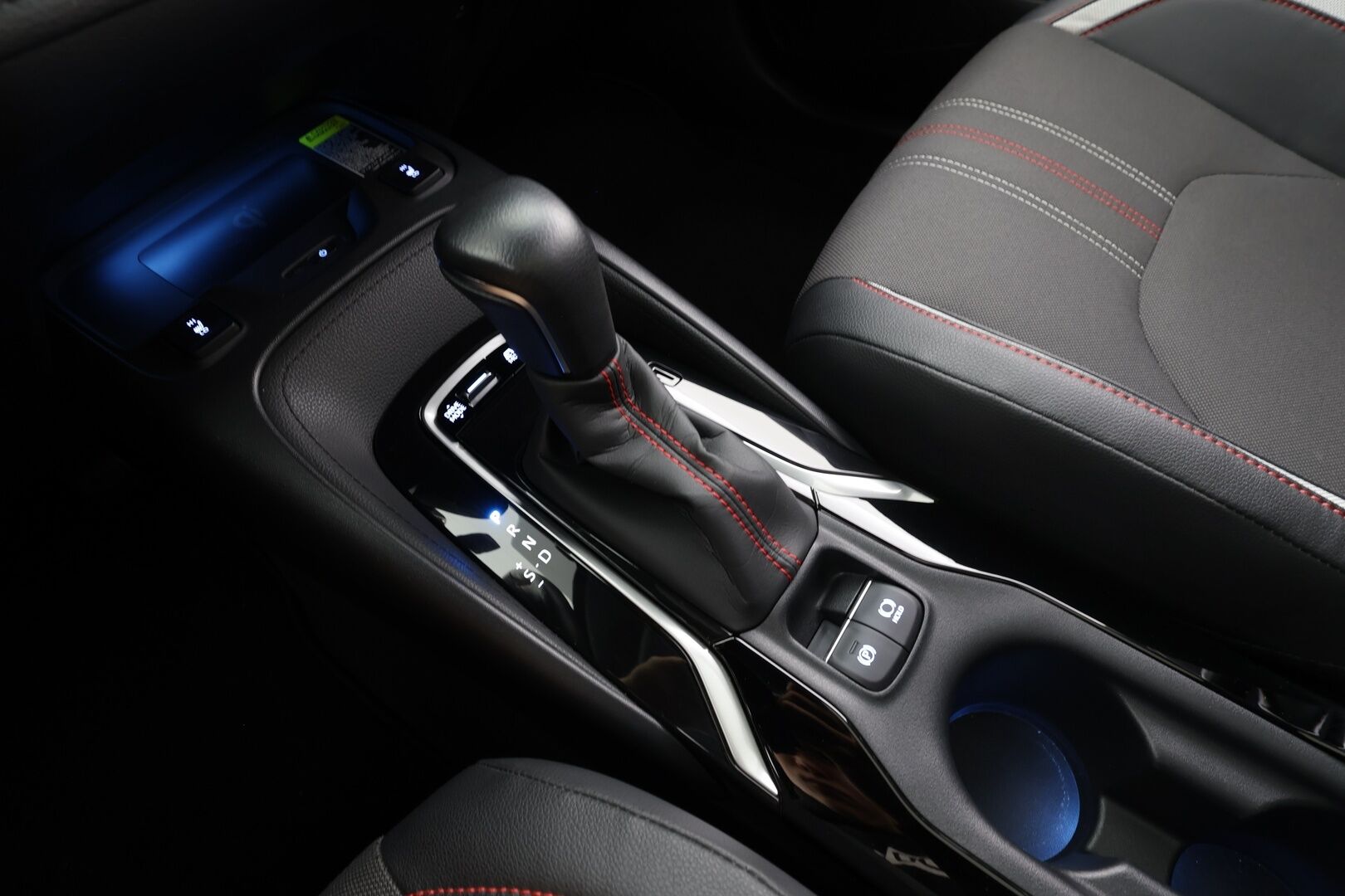 Toyota Corolla 2021 Touring Sports 2,0 Hybrid GR Sport - ACC / Koukku / JBL / HUD / Panorama-kattoluukku / Smart key / Osa keinonahka verhoilu / Navi / Bluetooth