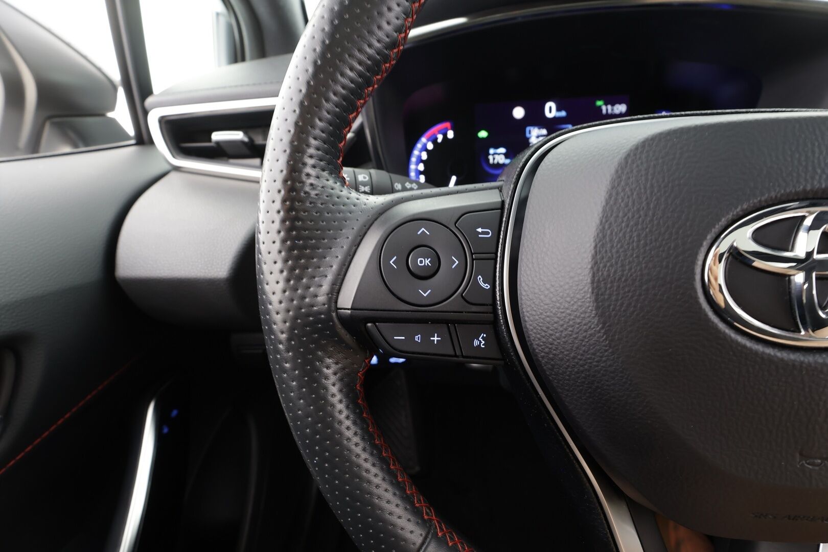 Toyota Corolla 2021 Touring Sports 2,0 Hybrid GR Sport - ACC / Koukku / JBL / HUD / Panorama-kattoluukku / Smart key / Osa keinonahka verhoilu / Navi / Bluetooth
