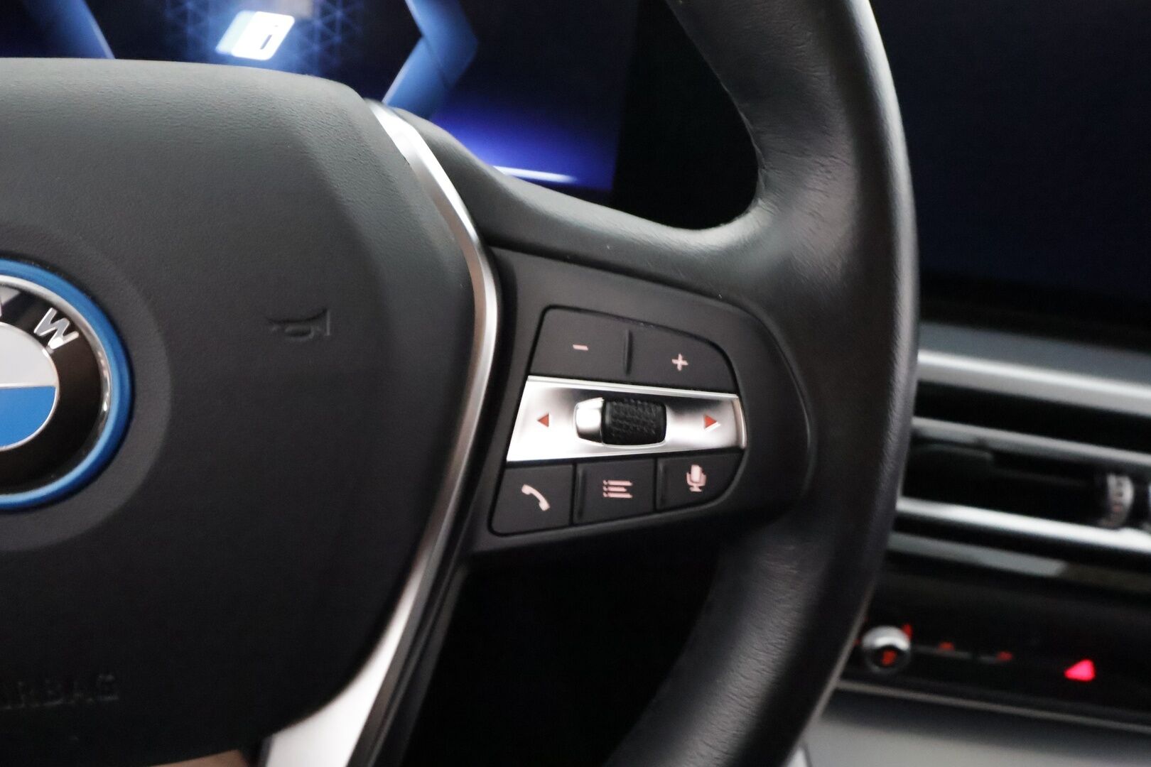 BMW i4 2022 eDrive40 Charged - | ACC | Lisälämmitin | LED | Sporttipenkit | Widescreen | Apple&Android | P.Kamera | Puolinahat | Navi | Merkkihuollettu |