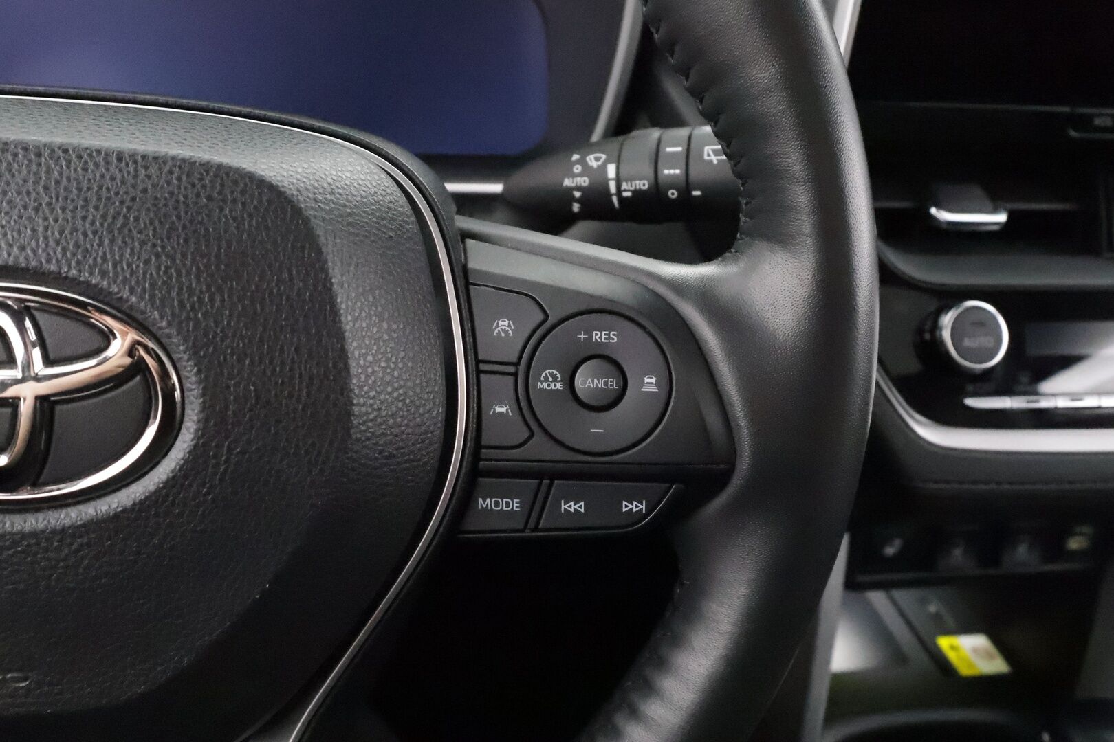 TOYOTA COROLLA CROSS 2023 2.0 Hybrid Premium - | Lasikatto | ACC | LED | P.Kamera | Sähköpenkki | 360 | Kaistavahti | Katveavustin | Digimittaristo | Keyless | 