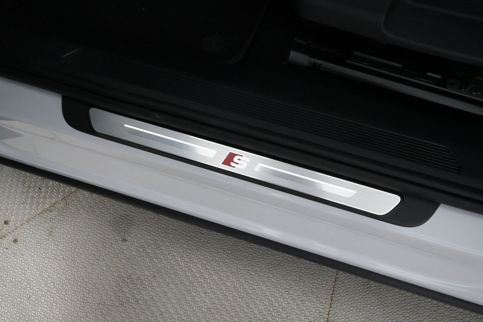 AUDI Q4 E-TRON 2023 40 e-tron - | Sonos | ILP | Koukku | ACC | Matrix-LED | P.Kamera | Kaistavahti | Navi | Keyless | Sporttipenkit | Merkkihuollot |