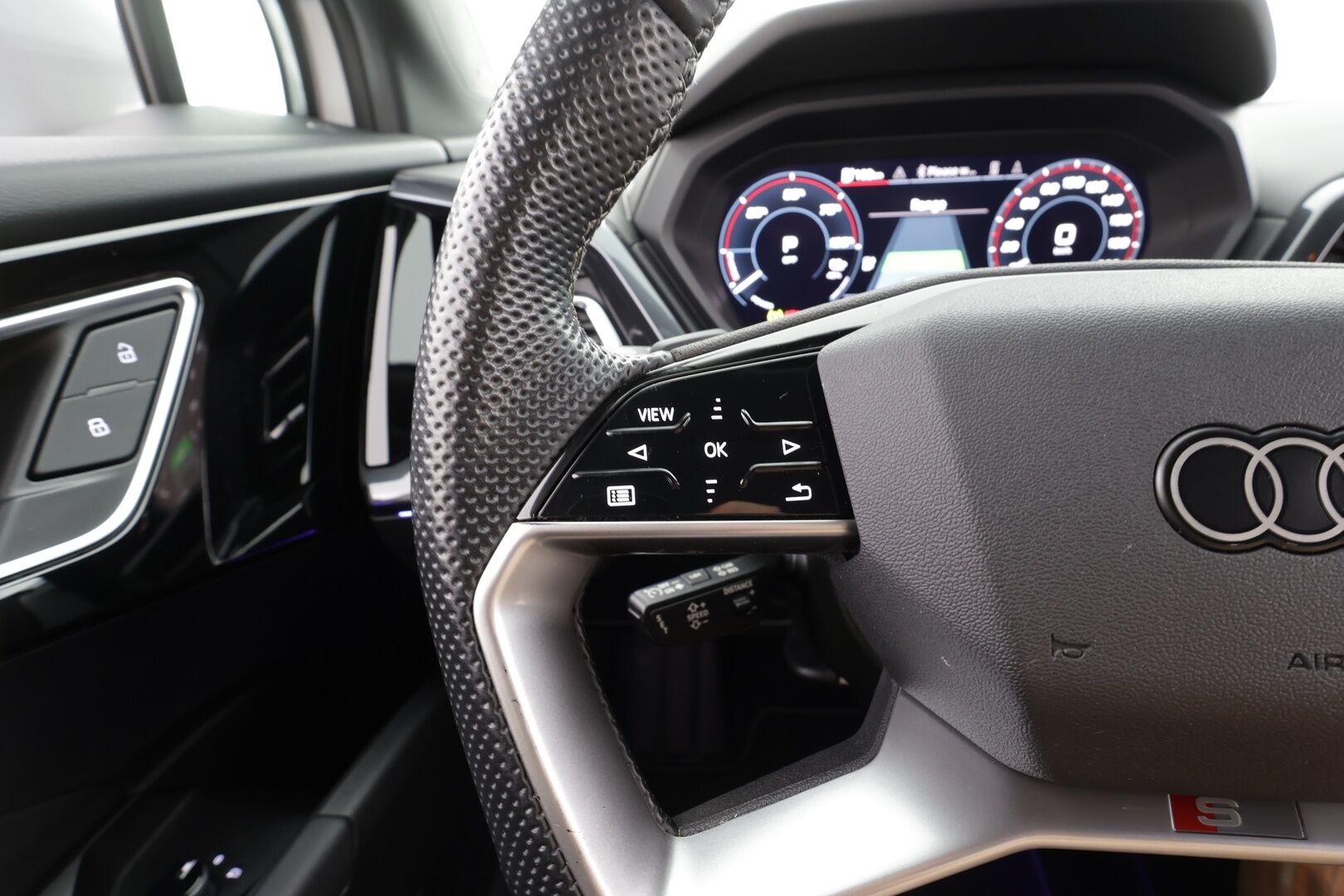 AUDI Q4 E-TRON 2023 40 e-tron - | Sonos | ILP | Koukku | ACC | Matrix-LED | P.Kamera | Kaistavahti | Navi | Keyless | Sporttipenkit | Merkkihuollot |