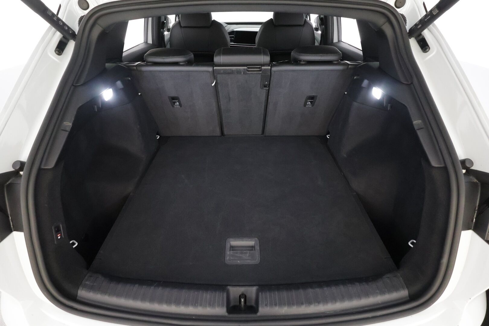 AUDI Q4 E-TRON 2023 40 e-tron - | Sonos | ILP | Koukku | ACC | Matrix-LED | P.Kamera | Kaistavahti | Navi | Keyless | Sporttipenkit | Merkkihuollot |