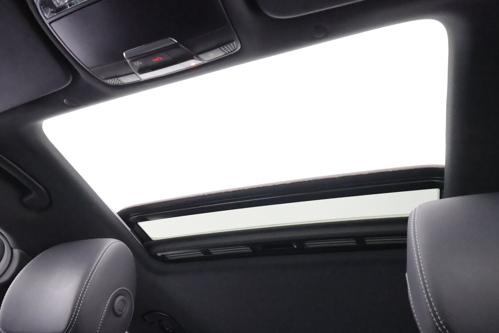 MERCEDES-BENZ EQC 2023 400 4Matic AMG - | Lasikattoluukku | Koukku | ILP | Distronic | 360 | Comfort-istuimet Muistilla | HUD | LED | Navi | Kaistavahti | Keyless | 2x Latauskaapelit | 
