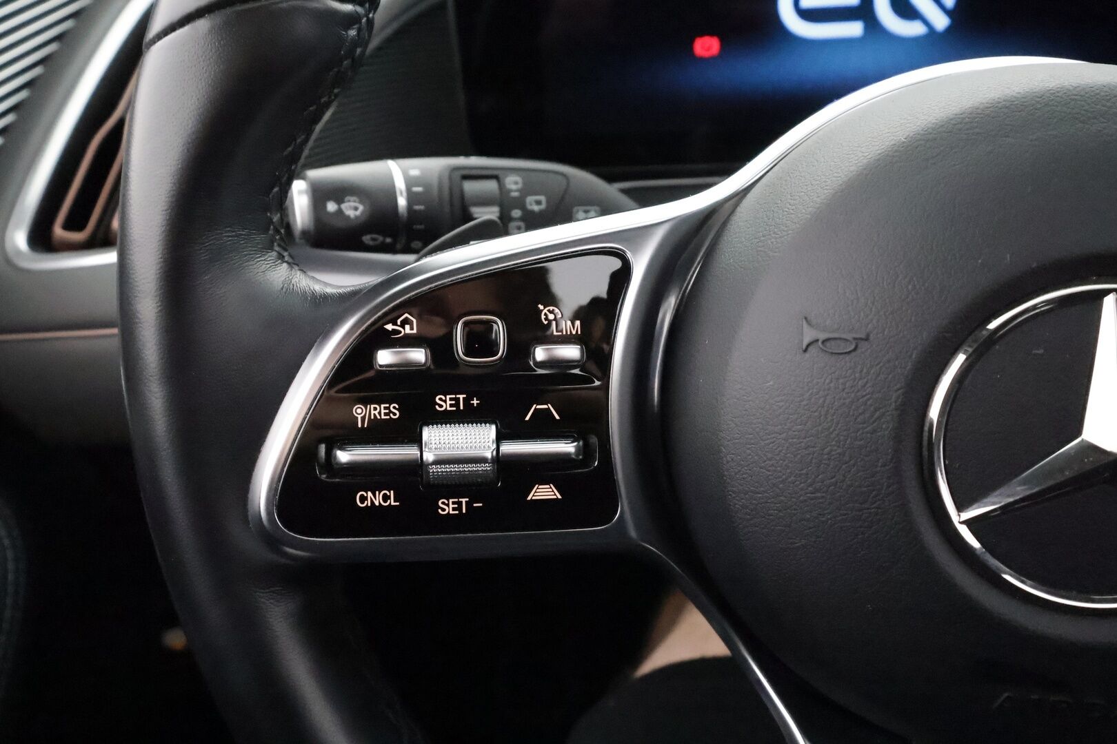MERCEDES-BENZ EQC 2023 400 4Matic AMG - | Lasikattoluukku | Koukku | ILP | Distronic | 360 | Comfort-istuimet Muistilla | HUD | LED | Navi | Kaistavahti | Keyless | 2x Latauskaapelit | 