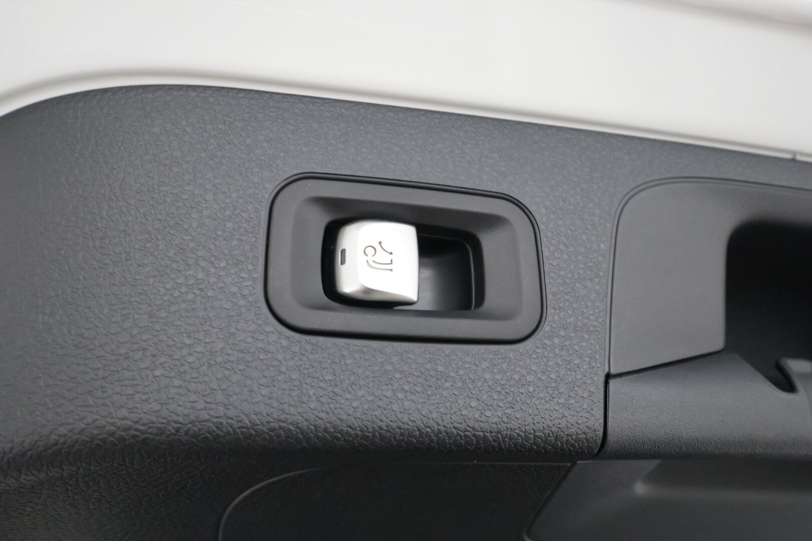 MERCEDES-BENZ EQC 2023 400 4Matic AMG - | Lasikattoluukku | Koukku | ILP | Distronic | 360 | Comfort-istuimet Muistilla | HUD | LED | Navi | Kaistavahti | Keyless | 2x Latauskaapelit | 