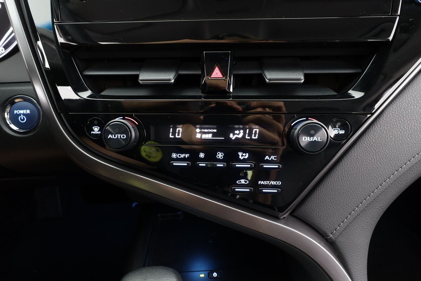 TOYOTA CAMRY 2023 2,5 Hybrid Premium - | ACC | LED | P.Kamera | Nahkaverhoilu | Sähköpenkit | Katveavustin | Navi | Kaistavahti | Keyless | Apple&Android | Ratinlämmitys | Merkkihuollot | 