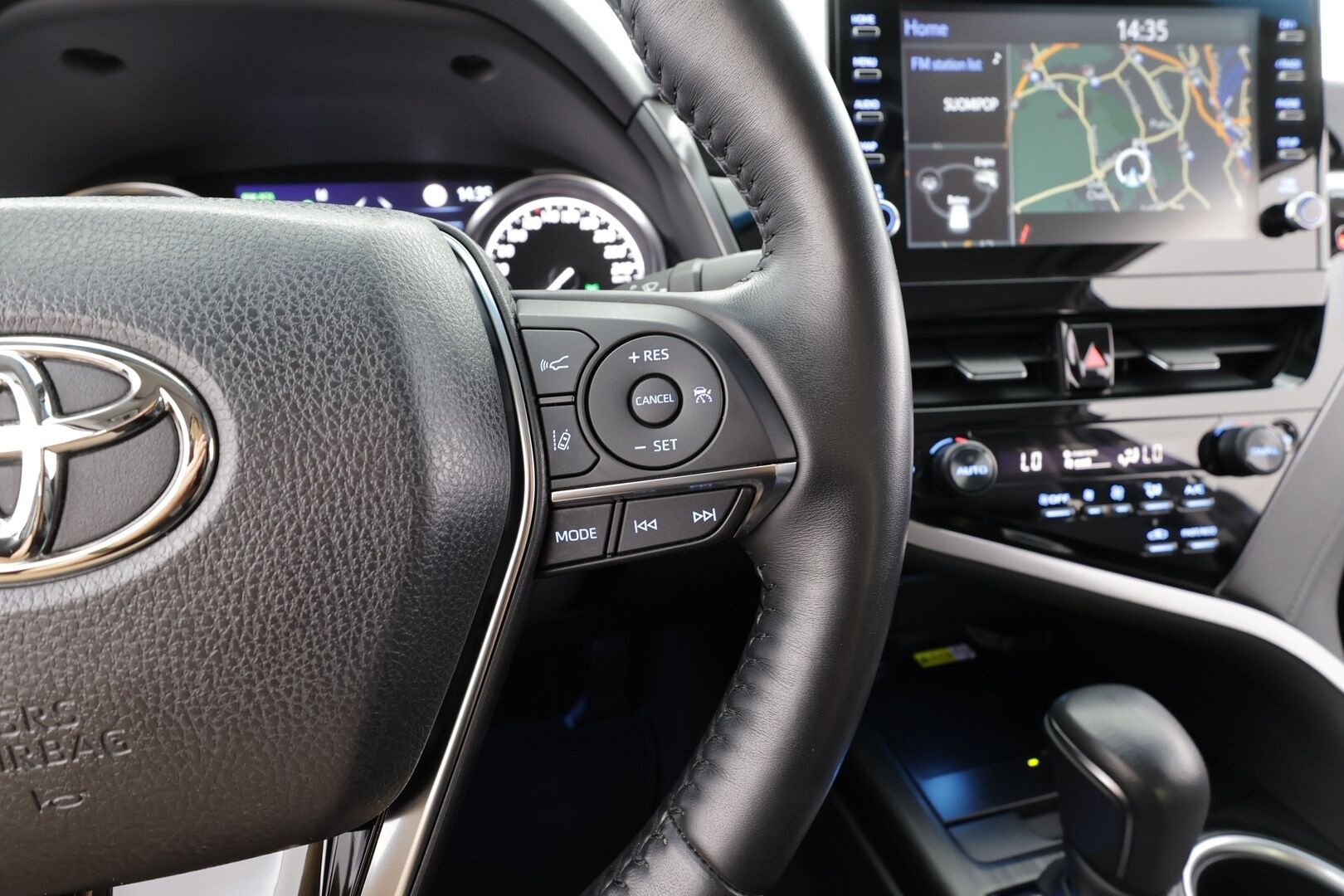 TOYOTA CAMRY 2023 2,5 Hybrid Premium - | ACC | LED | P.Kamera | Nahkaverhoilu | Sähköpenkit | Katveavustin | Navi | Kaistavahti | Keyless | Apple&Android | Ratinlämmitys | Merkkihuollot | 