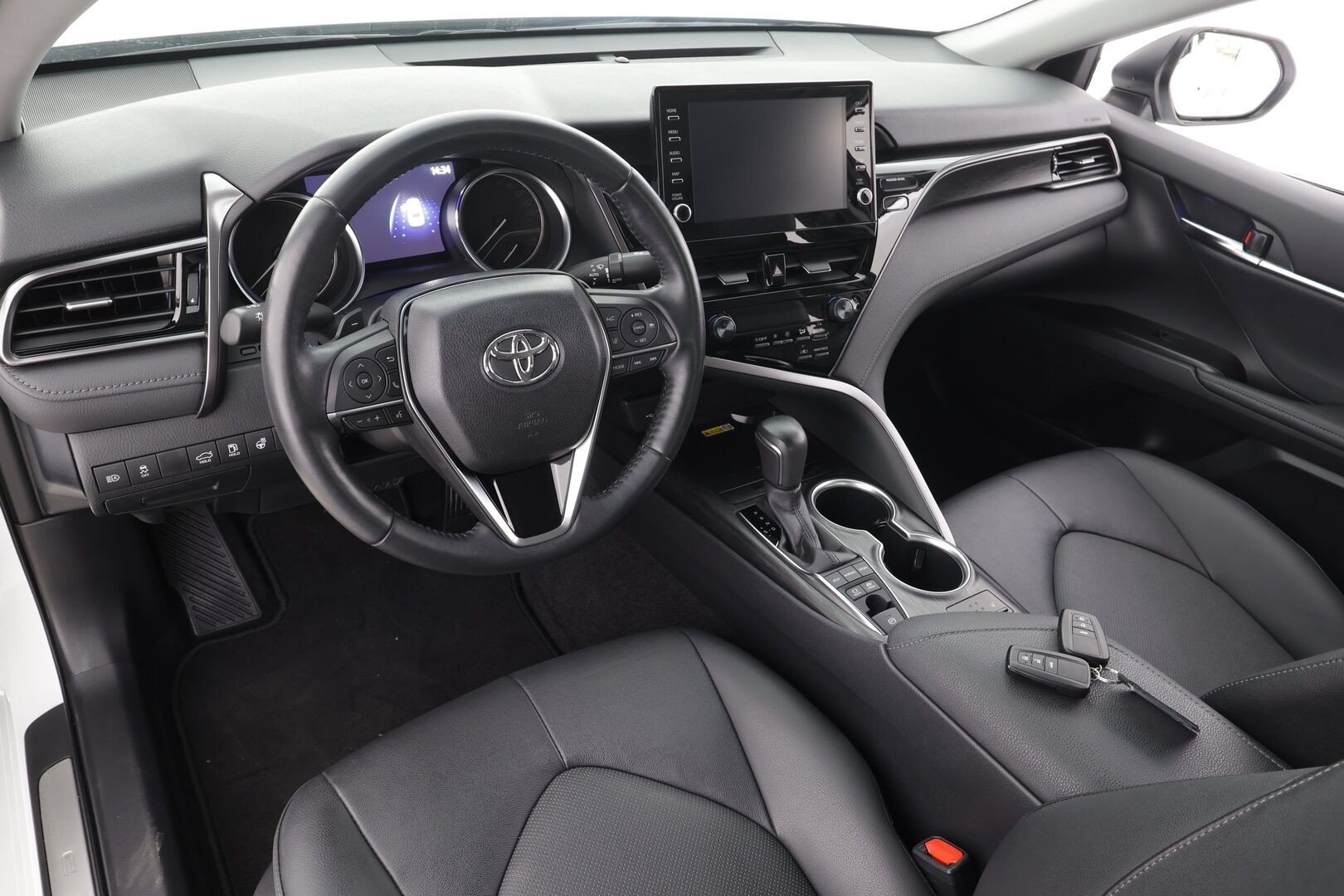TOYOTA CAMRY 2023 2,5 Hybrid Premium - | ACC | LED | P.Kamera | Nahkaverhoilu | Sähköpenkit | Katveavustin | Navi | Kaistavahti | Keyless | Apple&Android | Ratinlämmitys | Merkkihuollot | 