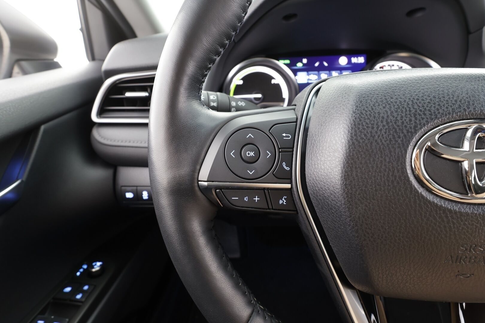 TOYOTA CAMRY 2023 2,5 Hybrid Premium - | ACC | LED | P.Kamera | Nahkaverhoilu | Sähköpenkit | Katveavustin | Navi | Kaistavahti | Keyless | Apple&Android | Ratinlämmitys | Merkkihuollot | 