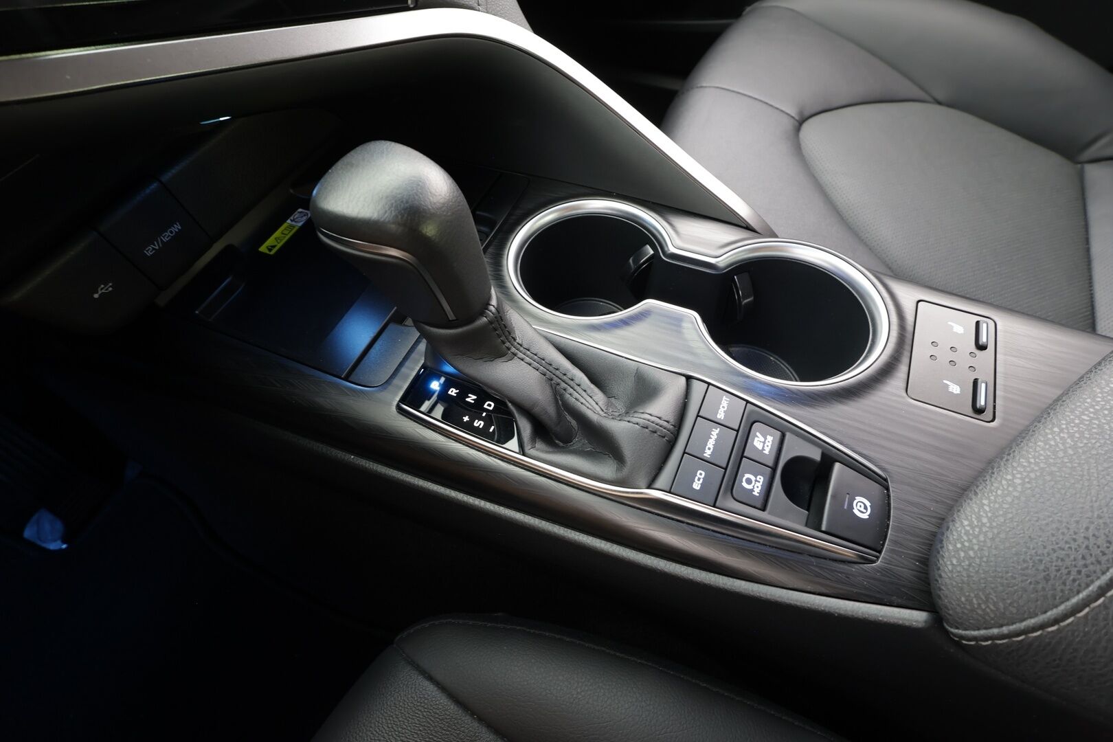 TOYOTA CAMRY 2023 2,5 Hybrid Premium - | ACC | LED | P.Kamera | Nahkaverhoilu | Sähköpenkit | Katveavustin | Navi | Kaistavahti | Keyless | Apple&Android | Ratinlämmitys | Merkkihuollot | 