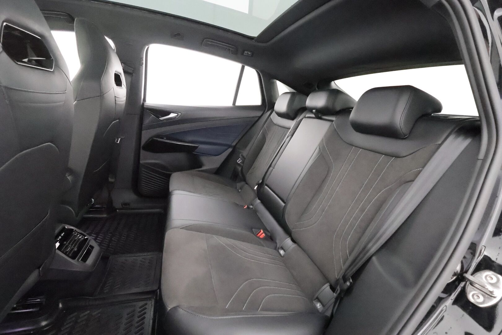 VOLKSWAGEN ID.5 2022 GTX Dual Motor AWD 220kW - | ACC | ILP | IQ-Matrix LED | 360-Kamera | Ergoactive hierovat muistipenkit | Ratinlämmitys | Puolinahat | Apple&Android | Merkkihuollettu | Kahdet Renkaat |