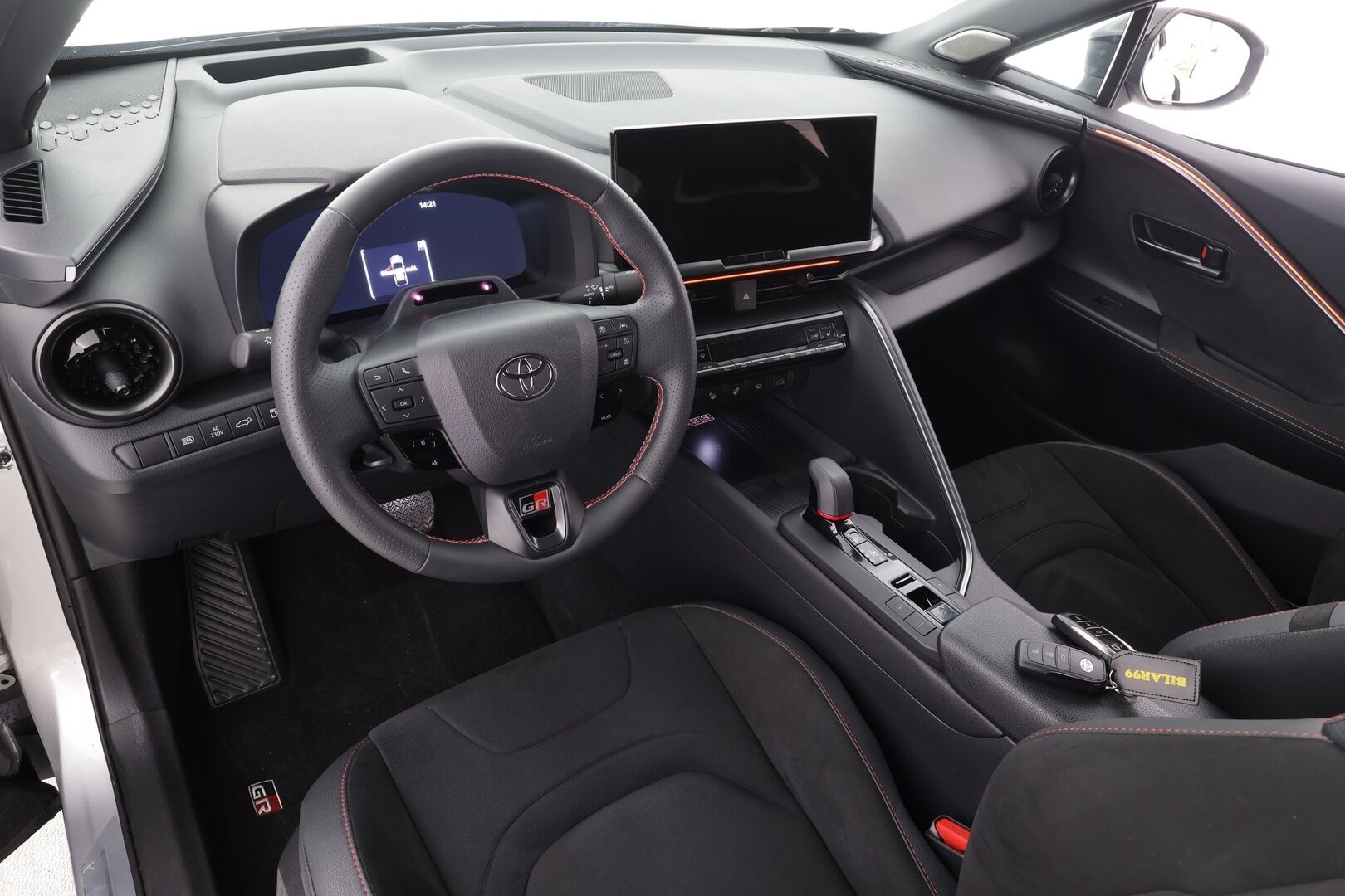 TOYOTA C-HR 2024 2,0 Plug-in Hybrid GR SPORT - | ACC | JBL | HUD | 360 | Sähköpenkki |c LED | Navi | Katveavustin | Digimittaristo | Nahka-Alcantara | Kaistavahti | Keyless | 2x Latauskaapelit | Kahdet renkaat | Merkkihuollettu |