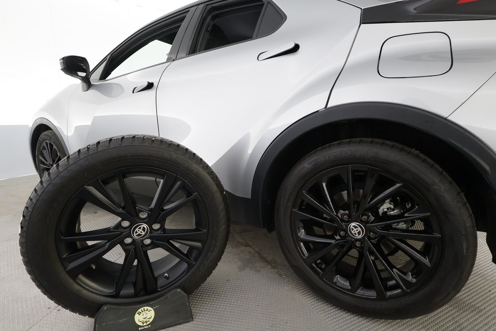 TOYOTA C-HR 2024 2,0 Plug-in Hybrid GR SPORT - | ACC | JBL | HUD | 360 | Sähköpenkki |c LED | Navi | Katveavustin | Digimittaristo | Nahka-Alcantara | Kaistavahti | Keyless | 2x Latauskaapelit | Kahdet renkaat | Merkkihuollettu |