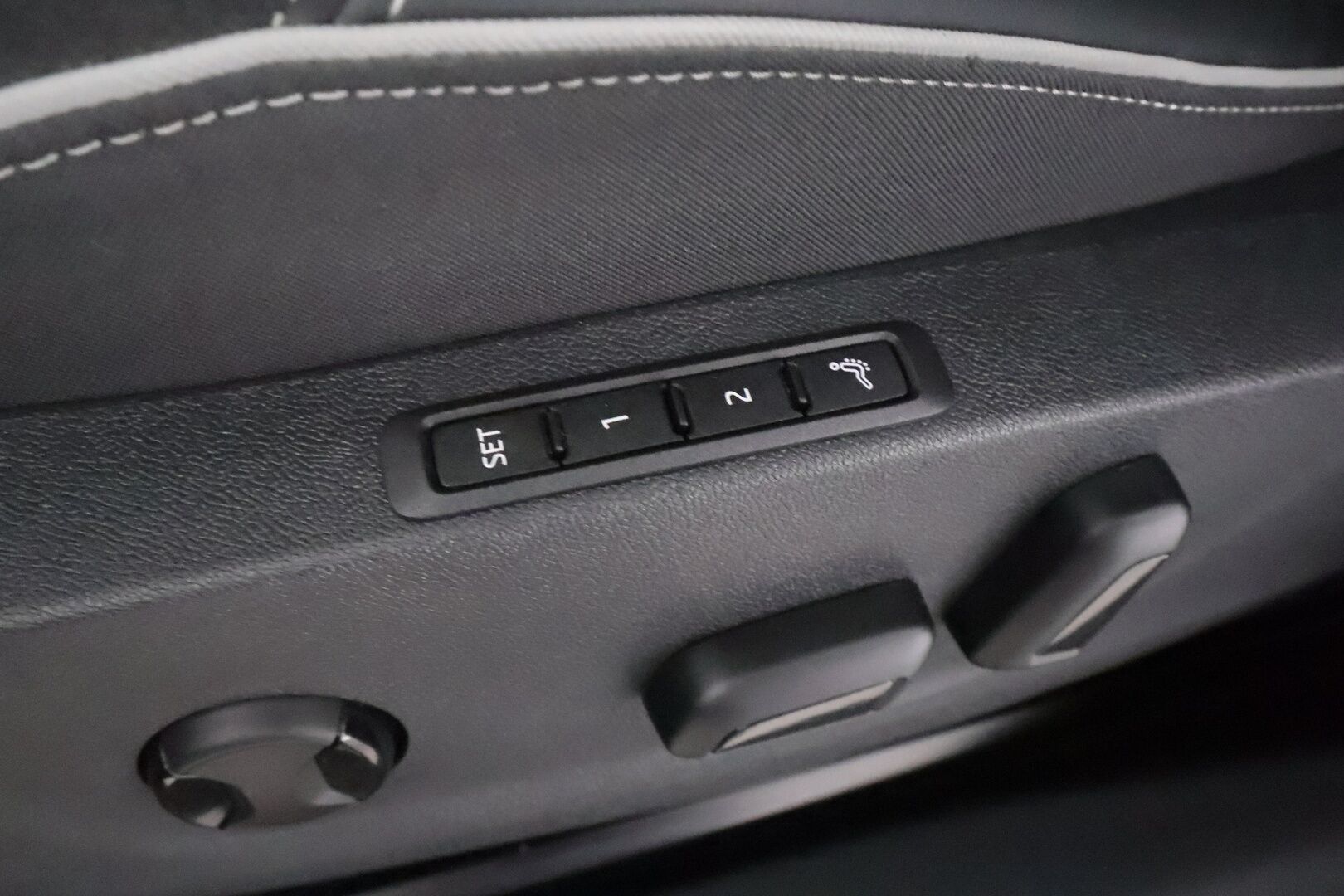 SKODA ENYAQ 2026 85x 4x4 SportLine - | ACC | ILP | Koukku | Canton | Matrix-LED | HUD | Hierovat Muistipenkit | 360-Kamera | Puolinahat | Keyless | Apple&Android | Merkkihuollettu |