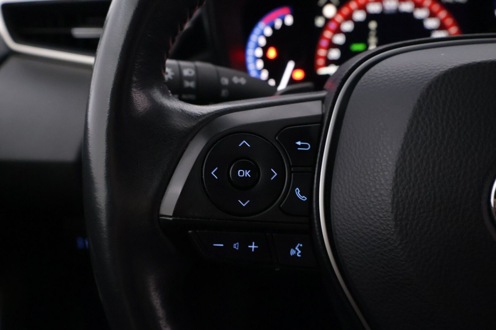 TOYOTA COROLLA 2022 2.0 Hybrid  e-CVT TREK - | ACC | Nahkaverhoilu | LTA | P.kamera ja tutkat | Apple & Android | Keyless | LED | Lämm. ratti | Sähk. takakontti | Bluetooth | PCS | RSA |