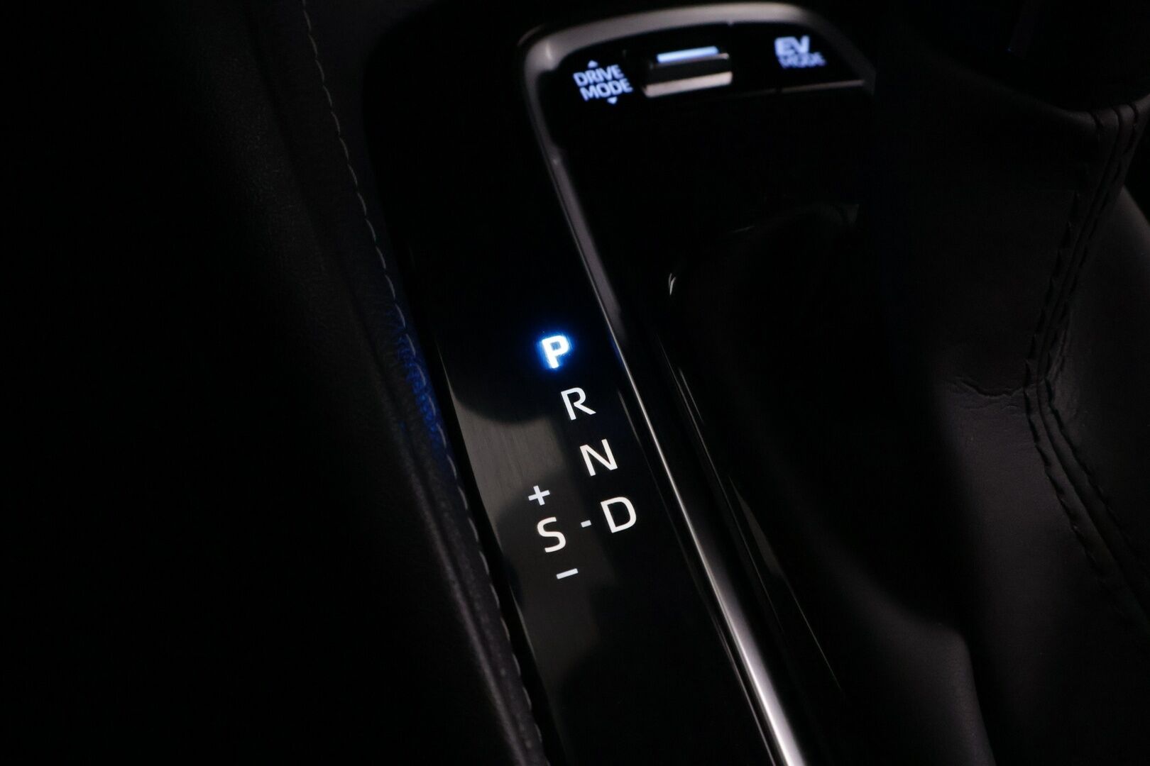 TOYOTA COROLLA 2022 2.0 Hybrid  e-CVT TREK - | ACC | Nahkaverhoilu | LTA | P.kamera ja tutkat | Apple & Android | Keyless | LED | Lämm. ratti | Sähk. takakontti | Bluetooth | PCS | RSA |