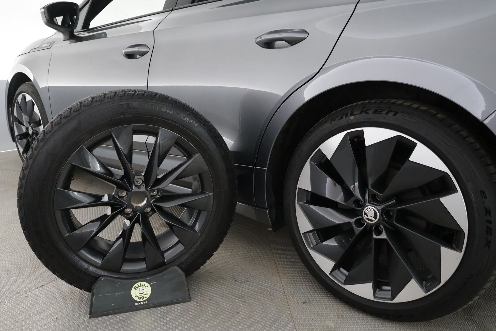 SKODA ENYAQ 2023 80 iV 204hv Sportline - | ACC | ILP | Koukku | HUD | Matrix | Muistipenkki | Canton | Nahka-alcantara | P.kamera | Ambient | Travel Assist | Side Assist | 2x renkaat aluin | 