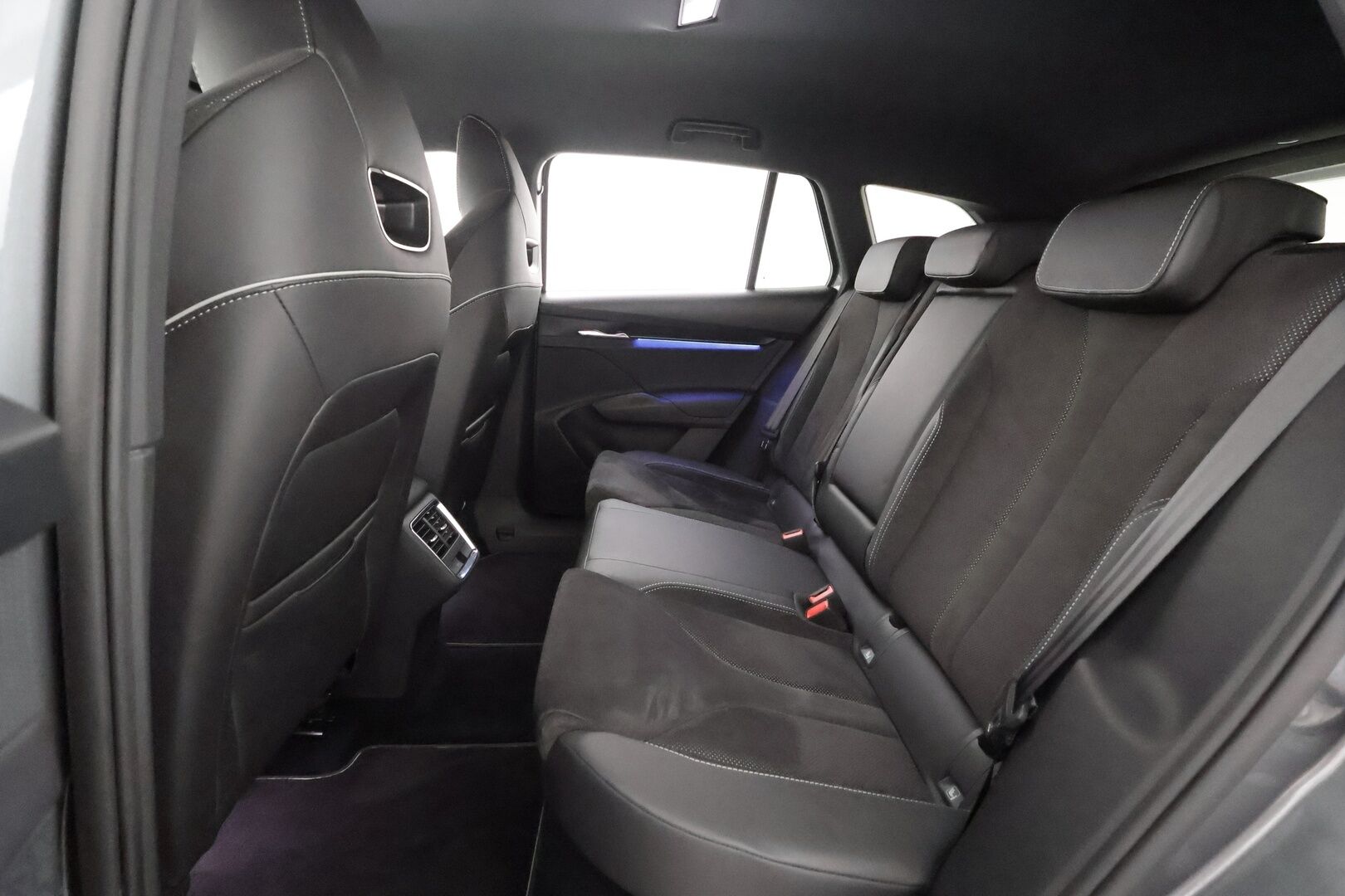 SKODA ENYAQ 2023 80 iV 204hv Sportline - | ACC | ILP | Koukku | HUD | Matrix | Muistipenkki | Canton | Nahka-alcantara | P.kamera | Ambient | Travel Assist | Side Assist | 2x renkaat aluin | 