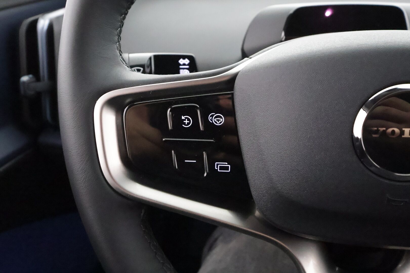 Volvo EX30 2025 Single Extended Range Plus - | ACC | ILP | Harman/Kardon | P.kamera | Puolinahat | LED | Ambient Light | BLIS | Pilot Assist | Apple & Android | Lämm. ratti | ALV | 