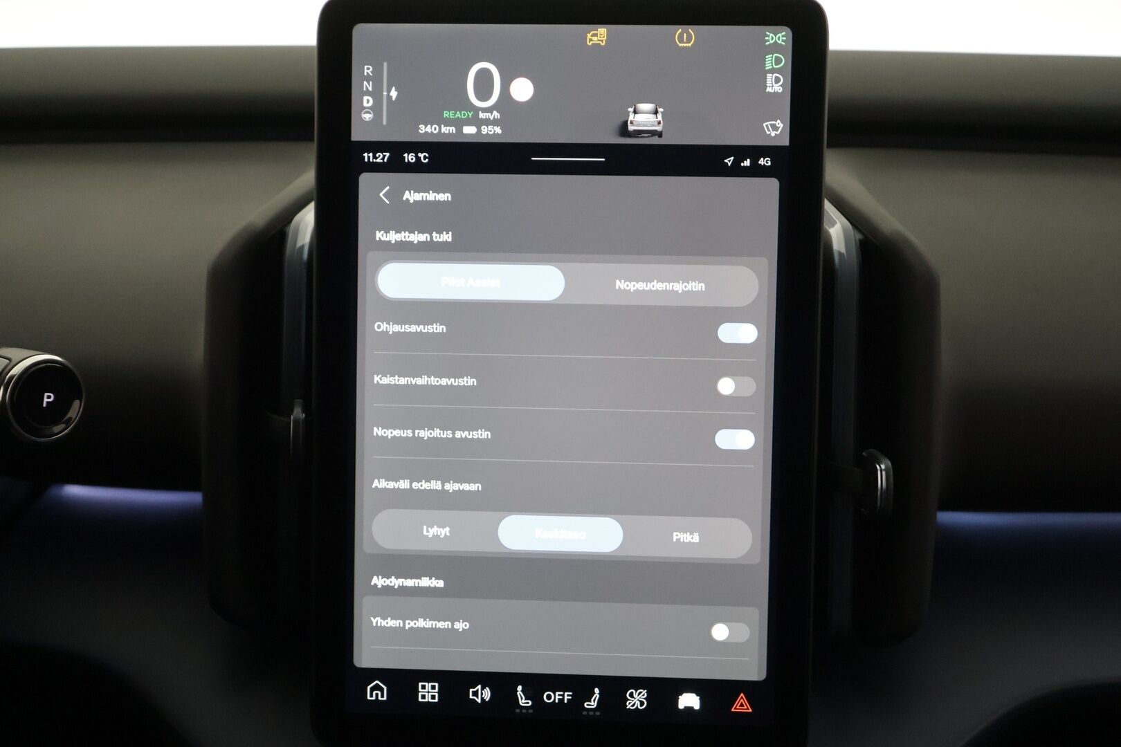 Volvo EX30 2025 Single Extended Range Plus - | ACC | ILP | Harman/Kardon | P.kamera | Puolinahat | LED | Ambient Light | BLIS | Pilot Assist | Apple & Android | Lämm. ratti | ALV | 