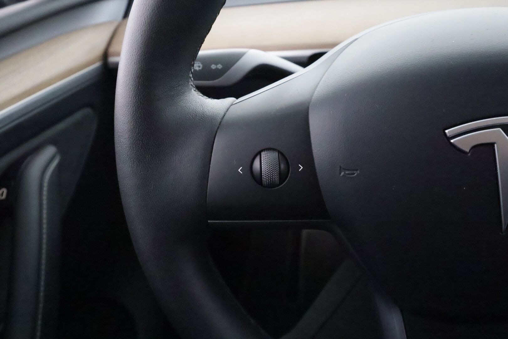 TESLA MODEL Y 2023 Performance Dual Motor - | ACC | ILP | Koukku | Ryzen | Matrix | Premium Audio | Lasikatto | Muistipenkki | Sähkönahat | Autosteer | P.kamera | 2x renkaat aluin | ALV |