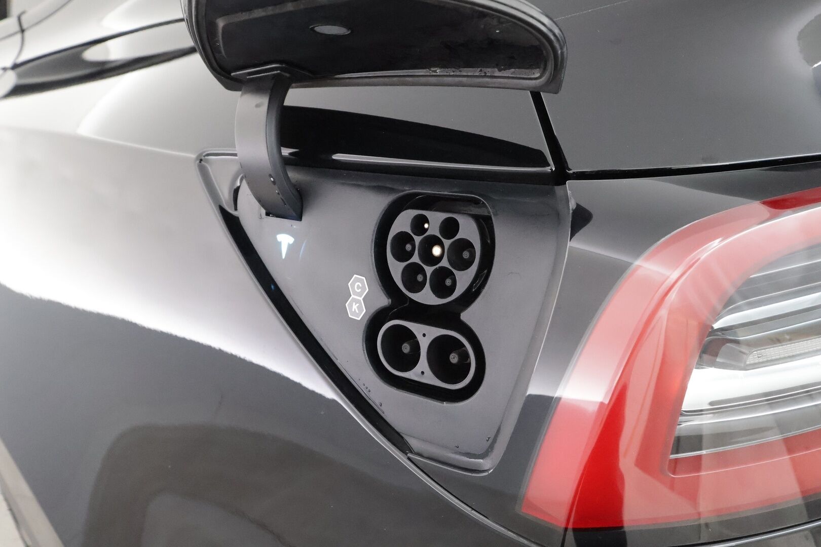 TESLA MODEL Y 2023 Performance Dual Motor - | ACC | ILP | Koukku | Ryzen | Matrix | Premium Audio | Lasikatto | Muistipenkki | Sähkönahat | Autosteer | P.kamera | 2x renkaat aluin | ALV |