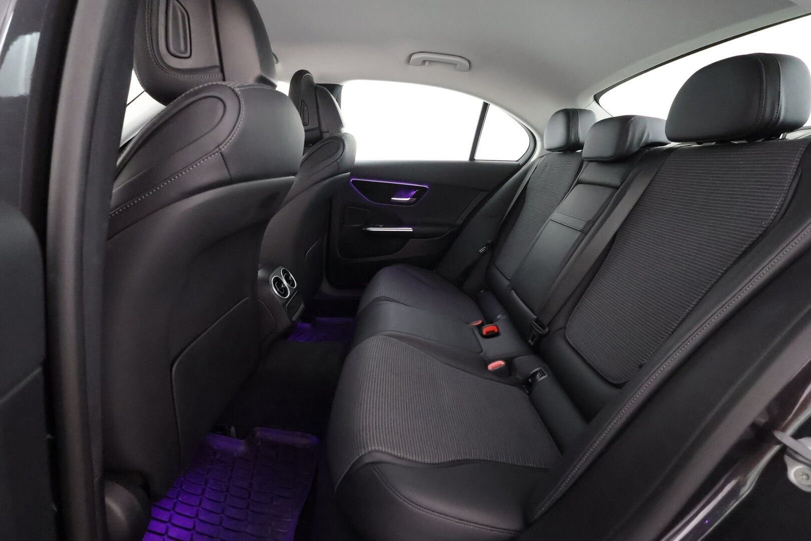 MERCEDES-BENZ C 2023 300 e T A - | Distronic+ | Koukku | LED-High Performance | P.Kamera | Navi | Kaistavahti | Katveavustin | Keyless | Apple&Android | Kahdet renkaat | 2x Latauskaapelit |