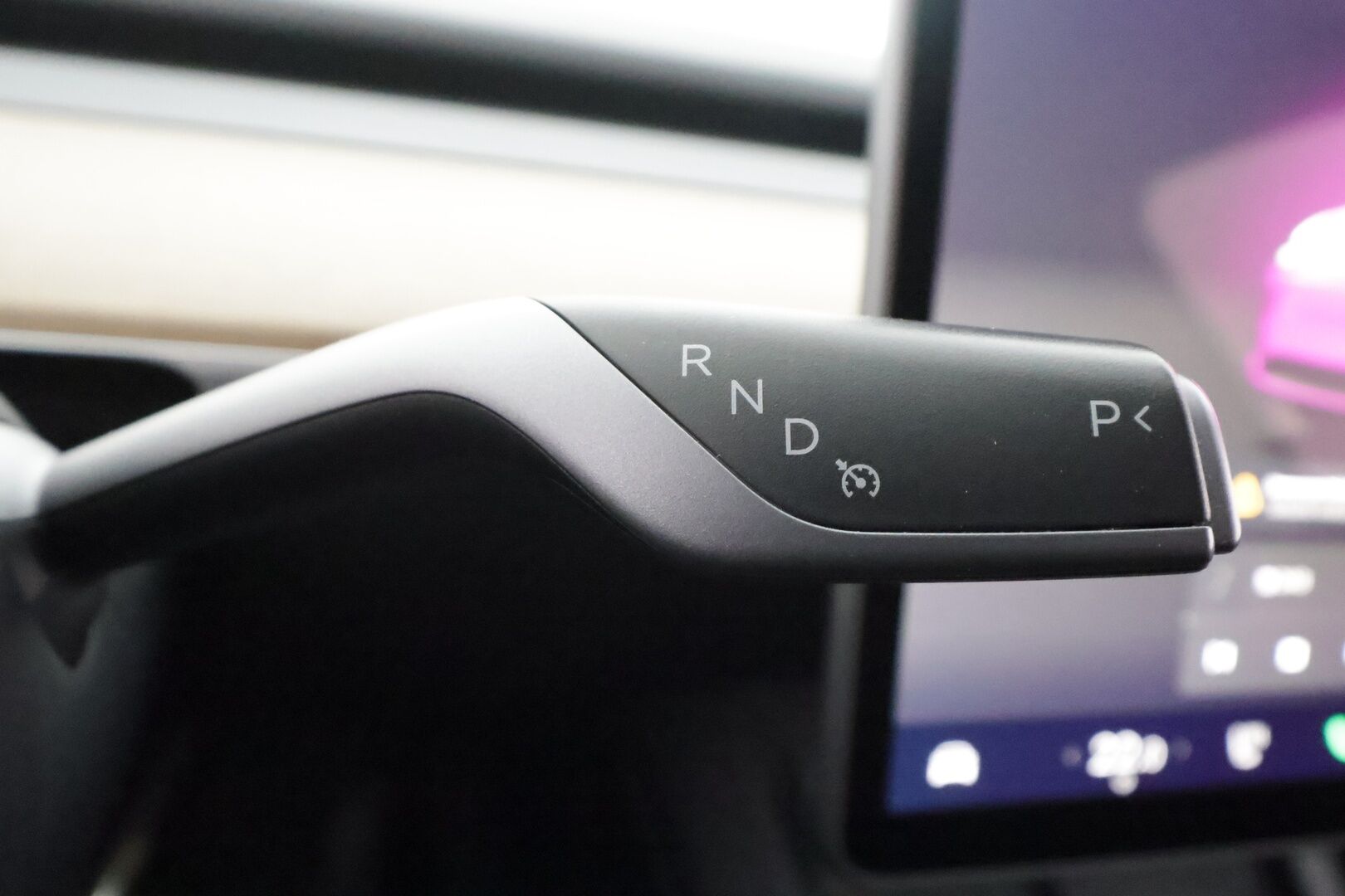 TESLA MODEL Y 2023 RWD - | ACC | ILP | Koukku | Ryzen | Matrix | Lasikatto | Premium Audio | Sähkönahat | Muistipenkki | P.kamera | Autosteer | 2x renkaat aluin | ALV |