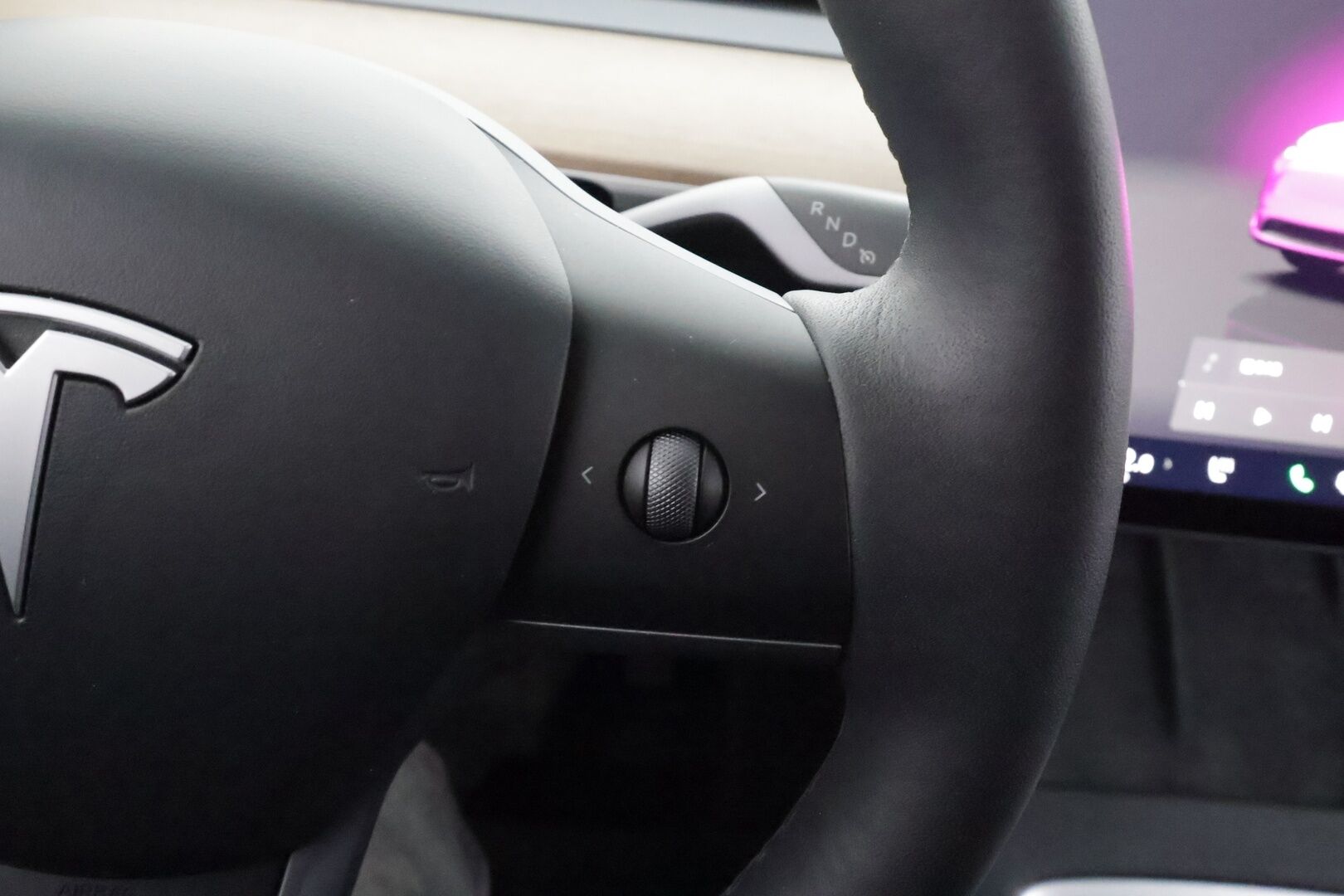 TESLA MODEL Y 2023 RWD - | ACC | ILP | Koukku | Ryzen | Matrix | Lasikatto | Premium Audio | Sähkönahat | Muistipenkki | P.kamera | Autosteer | 2x renkaat aluin | ALV |