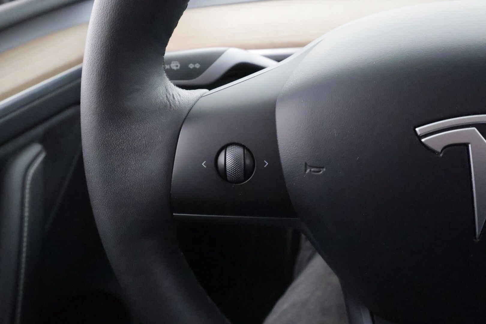 TESLA MODEL Y 2023 RWD - | ACC | ILP | Koukku | Ryzen | Matrix | Lasikatto | Premium Audio | Sähkönahat | Muistipenkki | P.kamera | Autosteer | 2x renkaat aluin | ALV |