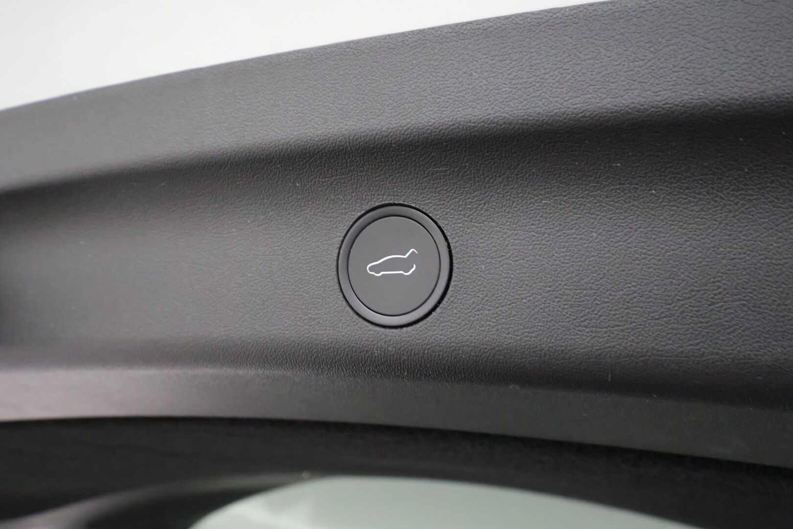 TESLA MODEL Y 2023 RWD - | ACC | ILP | Koukku | Ryzen | Matrix | Lasikatto | Premium Audio | Sähkönahat | Muistipenkki | P.kamera | Autosteer | 2x renkaat aluin | ALV |