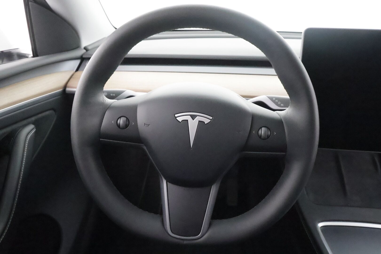 TESLA MODEL Y 2023 RWD - | ACC | ILP | Koukku | Ryzen | Matrix | Lasikatto | Premium Audio | Sähkönahat | Muistipenkki | P.kamera | Autosteer | 2x renkaat aluin | ALV |