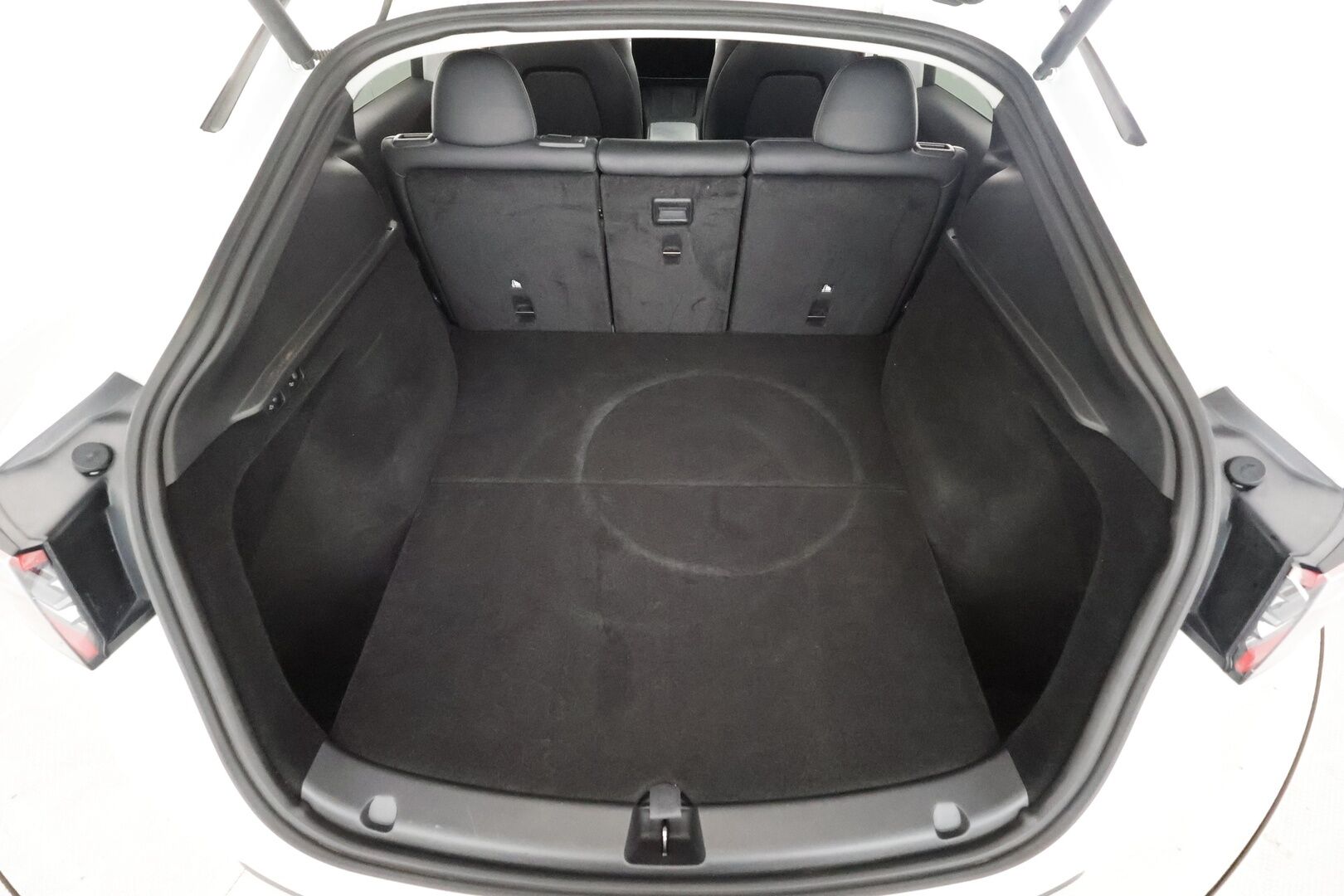 TESLA MODEL Y 2023 RWD - | ACC | ILP | Koukku | Ryzen | Matrix | Lasikatto | Premium Audio | Sähkönahat | Muistipenkki | P.kamera | Autosteer | 2x renkaat aluin | ALV |